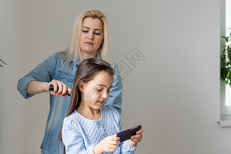 妈妈梳他女儿的头发图片