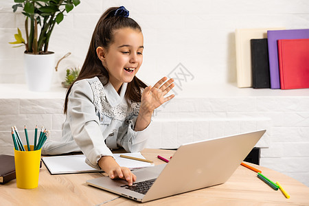 儿童 教育和远程学习概念 在家使用笔记本电脑的小女孩女学生女孩学生休闲装班级童年白人孩子瞳孔学校房间教程图片