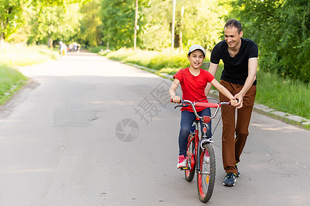 慈爱的父亲教女儿骑自行车男人男性女性女孩快乐教学娱乐成人运动爸爸图片