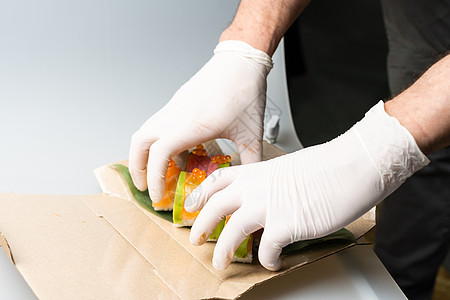 日本厨师工作准备美味的寿司卷 配有鱼和鳄梨 吃日本菜 烹饪美食食品桌子鱼片框架厨房菜单大豆餐厅鳗鱼寿司石头图片