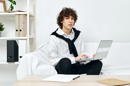 白沙发上的人 在笔记本电脑面前学习 生活方式技术房子在线房间网络阅读教育视频男性电话客厅图片