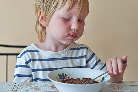 小男孩正在吃早餐 巧克力球和牛奶的巧克力球粮食食物金发可可健康饮食小麦小吃谷物奶制品营养图片