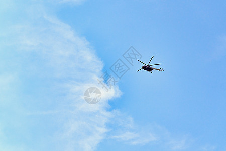 空中直升机在蓝天和云彩的蓝色天空背景下飞行刀片导航旅行空气天线直升飞机运输菜刀航空航班图片