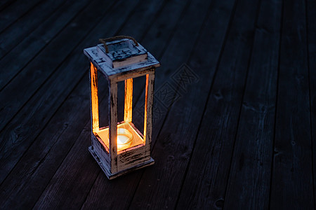 燃烧的旧蜡烛老旧木烛台图片