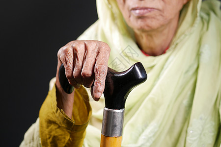高龄妇女手握拐杖希望康复女性长老生活老年背景图片