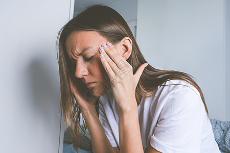 患有头痛 紧张头痛 偏头痛或抑郁症的年轻妇女图片