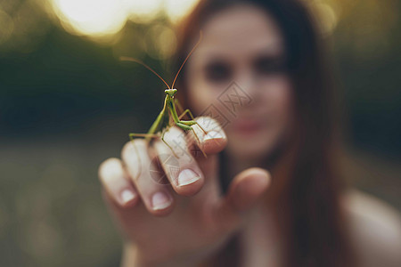 身穿白衣 在手头动物中佩戴鹿祈祷的妇女图片