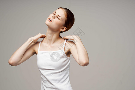 心怀不满的女性坚持颈部健康问题关节光背景女孩按摩背痛脊柱痛苦脖子女士卫生手指药品图片