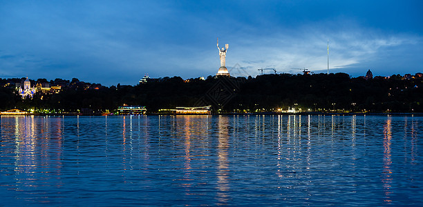 Dnipro河上与Paton桥和基辅市乌克兰日落时吸引力天际地标母亲城市纪念碑游艇纪念馆建筑学文化图片