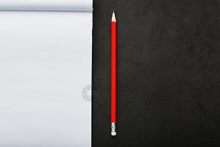 笔记用红铅笔贴在黑石板背景上 用于教育 记录目标和行动工作设计师日记办公室商业学习记事本文档字帖螺旋图片