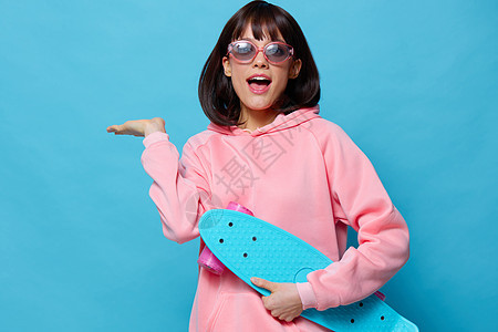 女性蓝滑板装饰乐趣 孤立背景的游戏图片