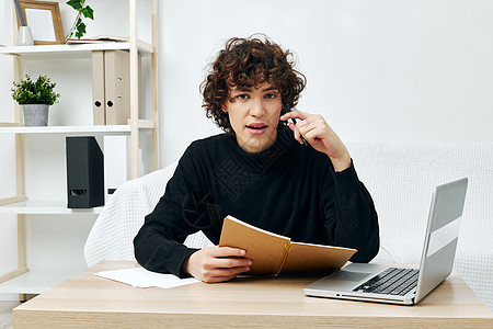 青少年在线学习手提笔记本电脑家庭内网式技术客厅男性微笑长椅职业阅读公寓耳机电话房间图片