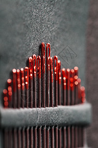 黑色背景的红色缝合针头 有不同尺寸的缝合针头爱好平行金属纺织品黄色配件织物工具针线活别针图片
