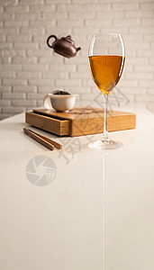 茶桌 配有电器和酒杯 其中酿制大叶茶树叶玻璃健康茶壶食物礼仪传统悬浮杯子药品图片