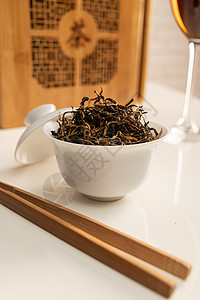 茶桌 配有电器和酒杯 其中酿制大叶茶树叶传统杯子健康玻璃食物礼仪茶壶悬浮药品图片
