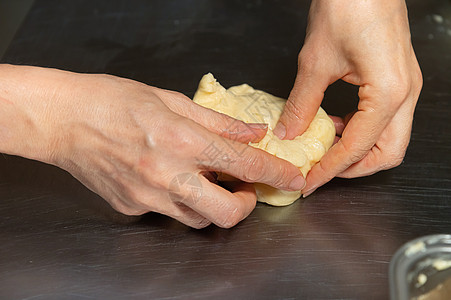 为在家面包店做手工面包制作工匠面包而贴上女性手贴紧的纸币背景图片