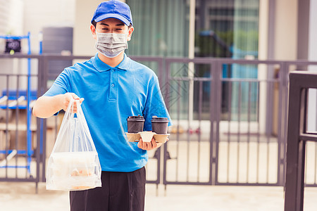 身戴面罩的分娩男子在前屋做杂货 提供大米食品盒 塑料袋和咖啡购物导游食物船运邮递员工人男人服务办公室工作图片