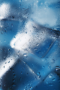 冰的立方体在一个错误的玻璃杯中 有几滴冰水贴近宏 Soft 选择性焦点气泡玻璃调子流动飞溅水晶蓝色苏打口渴液体图片