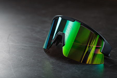 绿色运动眼镜 黑色背景上有镜镜镜游戏魅力配饰反射爱好框架玻璃棕榈天空男人图片