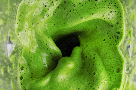 混合在搅拌机中的健康蔬菜和水果的绿凉水早餐重量叶子食物饮食玻璃排毒营养饮料厨房图片
