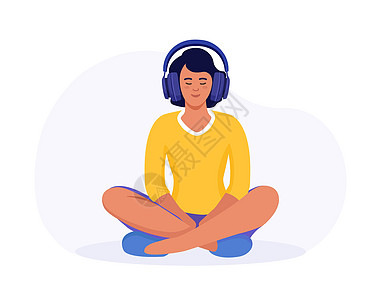 在莲花位置冥想的女人 戴着耳机练习引导冥想的女孩 播客 在线培训 广播 带耳机的角色听音乐 在耳机里欣赏歌曲图片