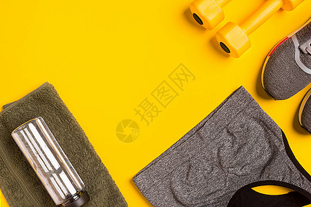 黄色背景的合身配件 喷水器 瓶水 智能 毛巾和运动顶部图片