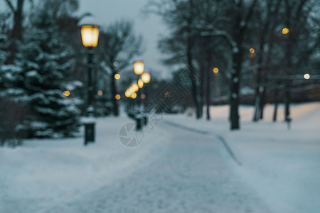 在莫斯科市中心一个冬天的夜晚 雪盖着小巷图片