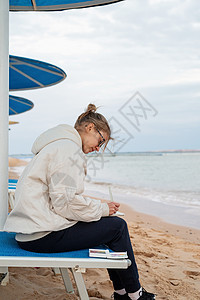 利用海边水彩色绘制或绘制旅行草图的年轻女青年艺术家绘画工艺成人天赋画架刷子调色板艺术作坊闲暇女性图片