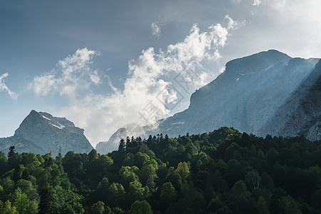 岩石和有蓝天的通路 阳光照耀着云层全景风景土地旅游顶峰天空远足冒险假期公园图片