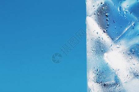 杯子里有冰块 蓝色背景的冰水清新液体茶点立方体宏观冻结气泡饮料水晶酒吧白色图片