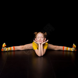 可爱快乐的年轻女孩体操运动员 跳交叉舞孩子赤脚青年身体训练紧身衣活动演员缠绕灵活性图片