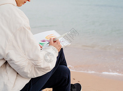 利用海边水彩色绘制或绘制旅行草图的年轻女青年艺术家绘画海滩调色板水彩帆布海滨作坊女士爱好成人画架图片