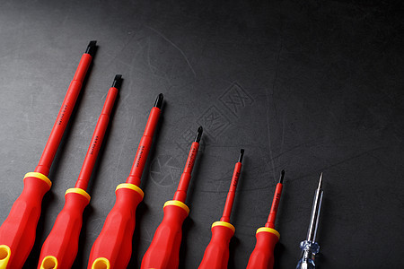 一组黑色背景的红色螺旋桨列成一行作坊成套木工工具箱刀具金属硬件维修司机工具图片