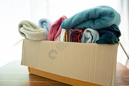 在家里装有旧衣服的捐赠箱 以支持对世界上穷人的帮助分发比例服装包装二手玩具志愿者送货衣柜贫困图片