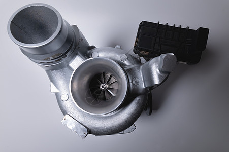 灰色背景的新汽车涡轮机 空气摄取系统的吹风器技术充电器发动机机械合金引擎白色力量速度压缩机图片