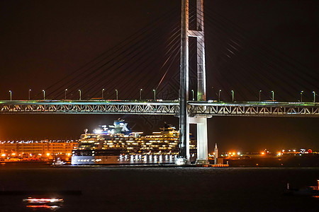 横滨湾桥和名人千年夜景客船观光海面螺旋海洋城市厂区烟囱夜空图片