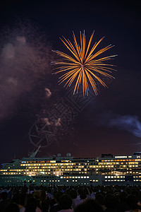 豪华船和烟花展示港口客船海洋交通形象暮光夜空班轮蓝天血管图片