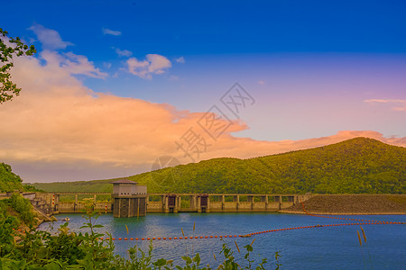 塔可达湖大坝北海道Kamikawa县天空好天气湖面蓝天旅游水电观光水面晴天木头图片