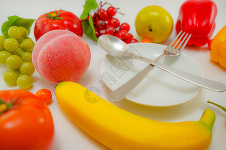 放在桌上的蔬菜 水果和菜盘子勺子味道青椒黄色桃子食品香蕉食物甜点粉色图片