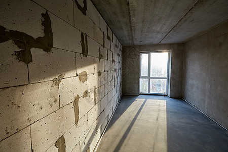 未完成的空空房 有塑料窗 由气化水泥块和水泥在正在建造的大楼地板上铺立的墙壁;图片