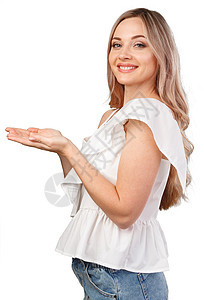 年轻女性指着你的产品 孤立在白色背景上成人手势相机手指快乐微笑休闲装女孩裙子图片