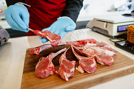 附近的屠夫 在屠宰场里放生羊排牛肉男性羊肉木板柜台肋骨市场店铺营养商业图片