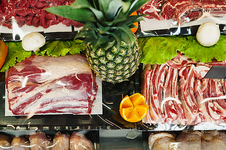 屠夫店柜台鲜新鲜的优质肉猪肉商业展示架子牛肉产品厨房烹饪销售部门图片