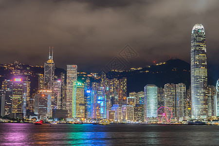 从维多利亚港看到香港的夜视风景建筑群建筑城市照明景观商业办公楼夜景摩天大楼街景图片