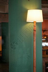 咖啡厅中的一盏灯 反对轻绿墙庆典奢华蜡烛房间辉光活力古董照明金子图片