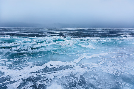 贝加尔湖上有美丽的冰块和裂缝空气溜冰场气泡绘画噼啪玻璃呼吸图片