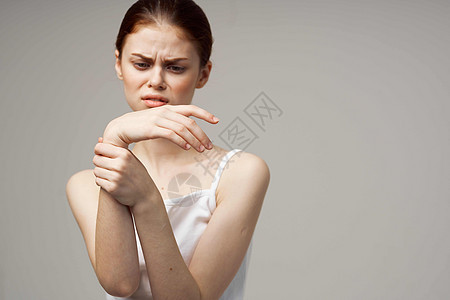 白衣T恤妇女头部疼痛 关节炎 慢性病图片