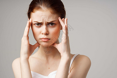 妇女头痛的健康问题 与世隔绝的背景图片