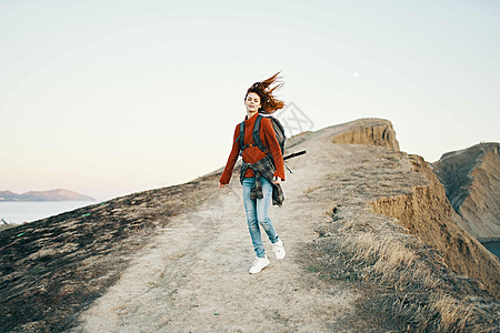 带背背背山的快乐女人 旅行自由地貌图片