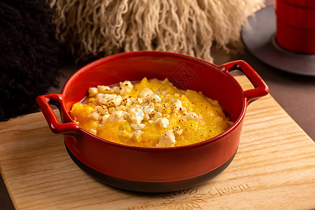 埃勒吉粥 来自粗糙的玉米面和苏干奶酪图片